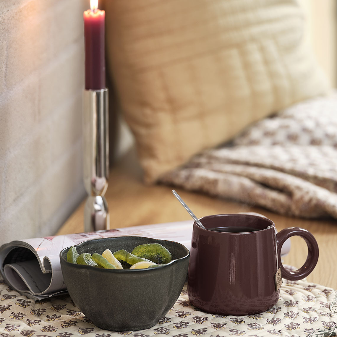 Skål og krus på en dækkeserviet