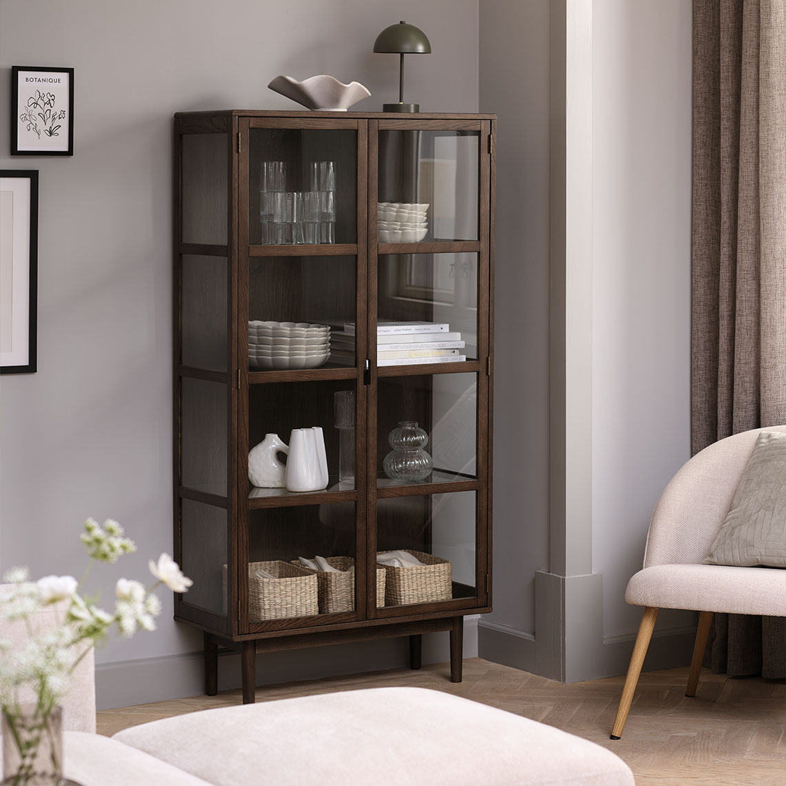 Højt vitrineskab lavet af massivt FSC-eg og mørke egetræsfiner