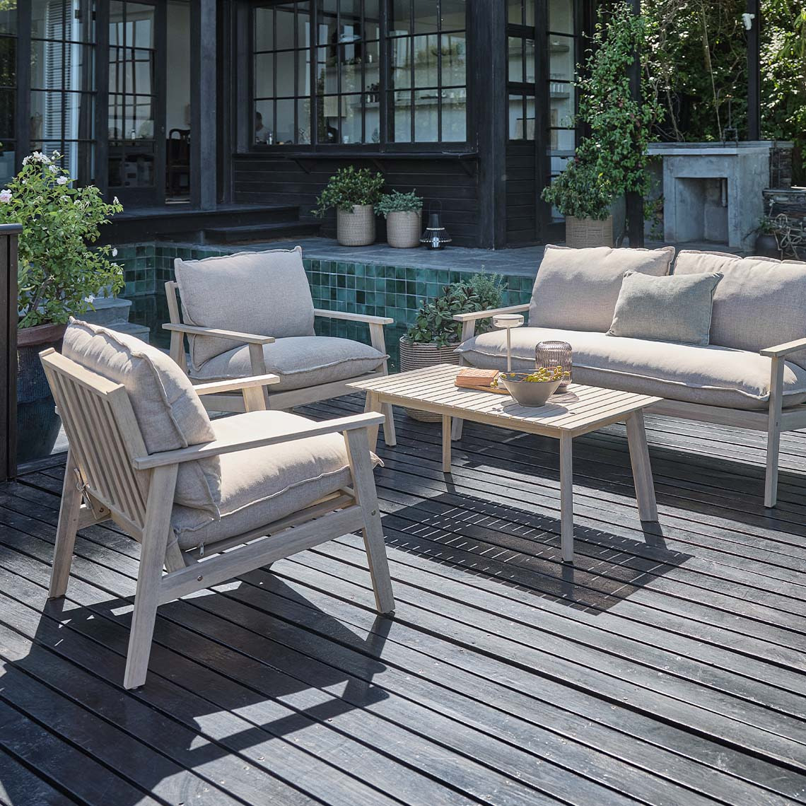 SYLTHOLM havemøbelsæt lavet af FSC®-certificeret, massivt akacietræ Havemøbelsæt med sofa, to loungestole og loungebord lavet af hvidolieret massiv akacietræ