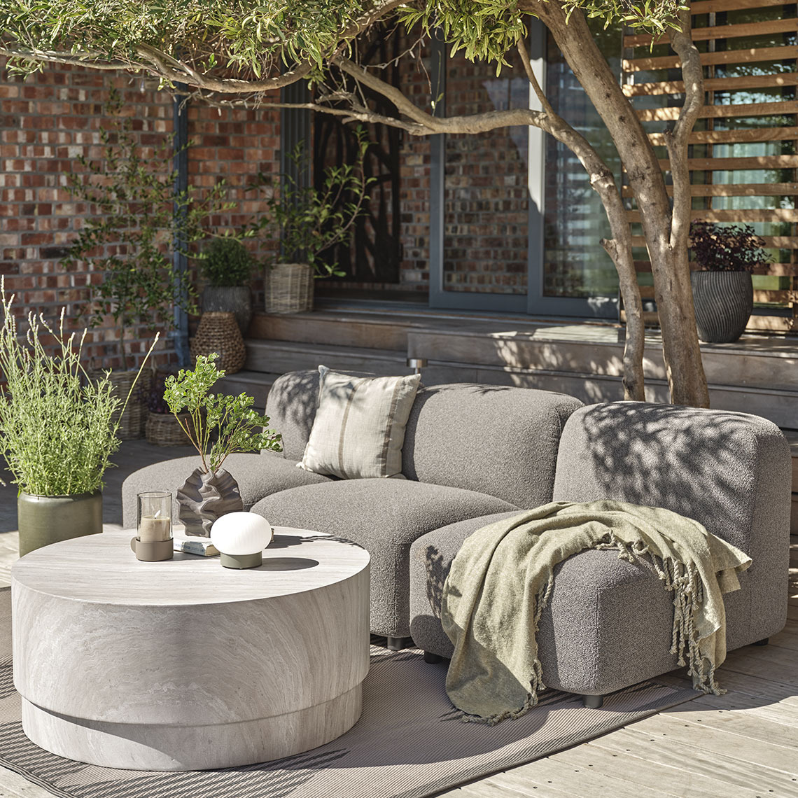 Loungesofa bygget af loungemoduler