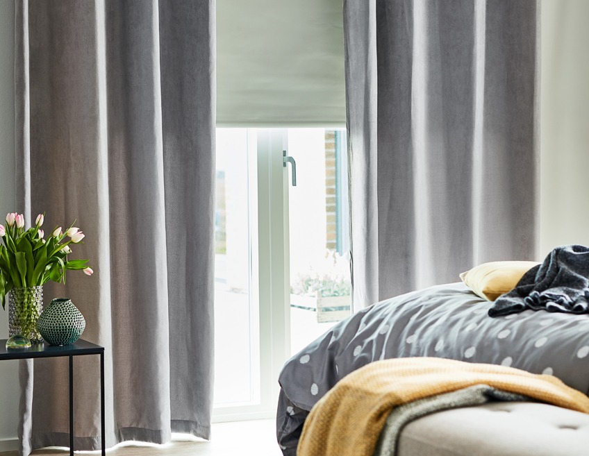 Soveværelse med færdigsyede gardiner og rullegardin med mørklægning 