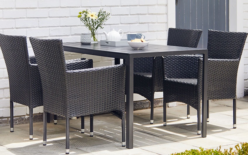 Terrasse med havebord og fire havestole