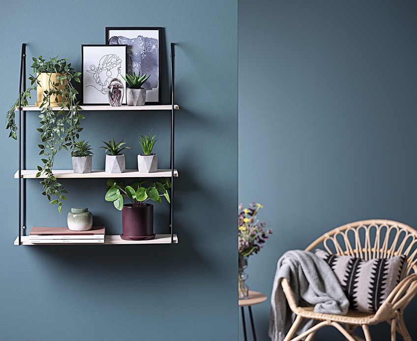 Kunstige planter MIKKEL, OLIVER og TORGEIR på HEJLSMINDE væghylde Kunstige planter på en væghylde i en stue