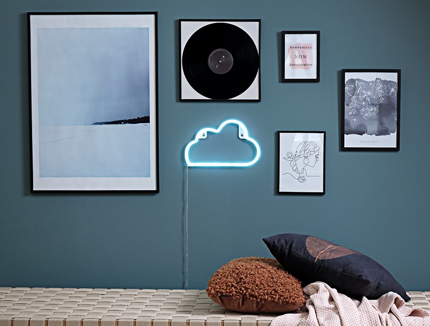 Væg med billeder i VALTER og OSCAR rammer og NIELS skyformet lampe Væg med billeder i rammer og skyformet lampe