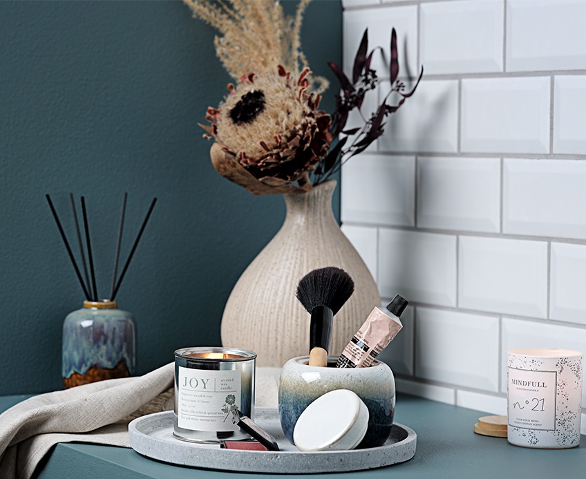 VILI pyntebakke med HARRY vase, JOY og ANTON duftlys og JOACHIM opbevaringskrukke Bakke med vase, duftlys og make up i badeværelse