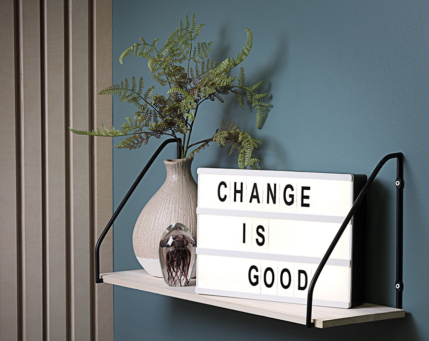 TORLEIF lysboks og HARRY vase på HEJLSMINDE væghylde Lysboks med ordene "Change is good" på væghylde
