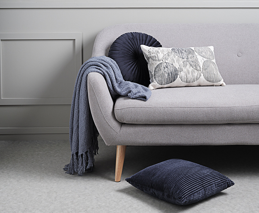 EGEDAL sofa med LINNEA plaid og DUNHAMMER, KUGLEASK, VILLMORELL sofapuder Sofa med plaid og sofapuder