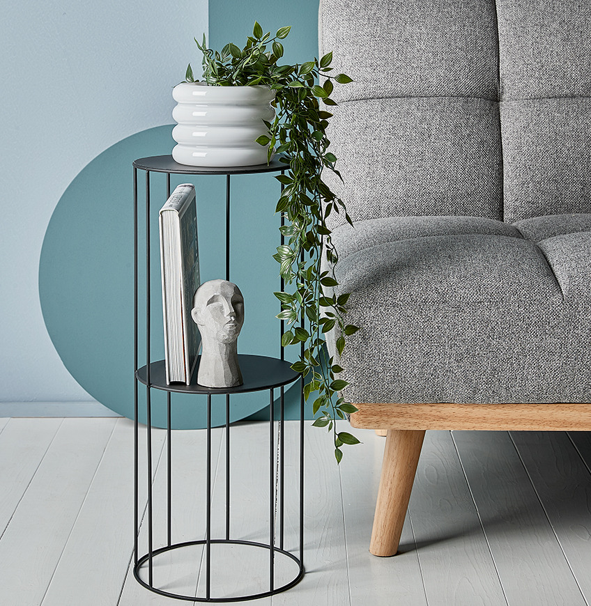 Piedestal PELLE med TORRE buste og TORALF blomsterpotte med OLIVER kunstig plante Piedestal med pynteting og blomsterpotte med kunstig plante