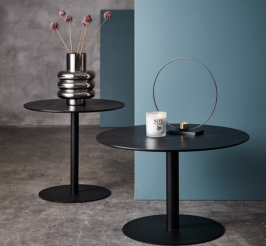 To UPTOWN hjørneborde i sort med MAGNUS vase, SOY duftlys og ESGIR fyrfadsholder To hjørneborde i sort med vase, duftlys og fyrfadsholder