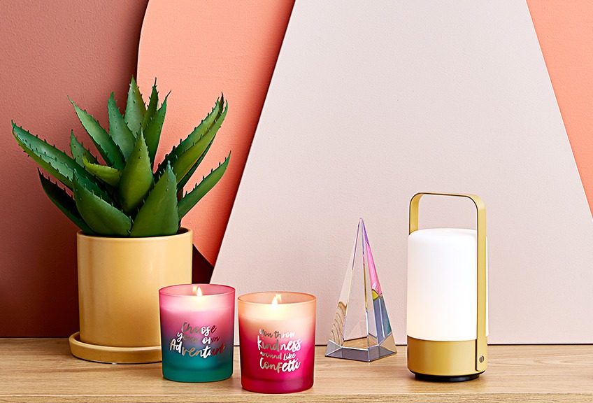AXEL blomsterpotte med kunstig plante, PALLE stearinlys, TRULS pynt og VILLY batterilampe Blomsterpotte i keramik med kunstig plante, stearinlys, pynt og batterilampe