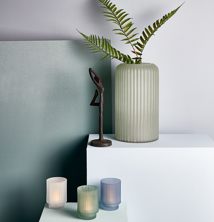 TYGE pynteting, ELVIN fyrfadsholdere og SIVERT vase med kunstig plante Pynteting, fyrfadsholdere og vase med kunstig plante