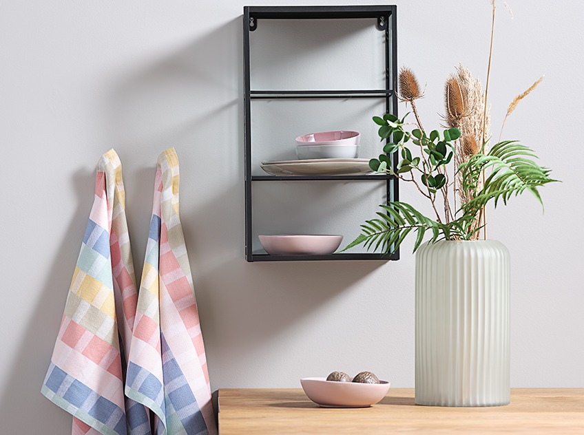 ROAR hylde, KAMELIA viskestykker og SIVERT vase med DAGFINN kunstige blomster Køkkenvæg med hylder, viskestykker og en vase med kunstige blomster