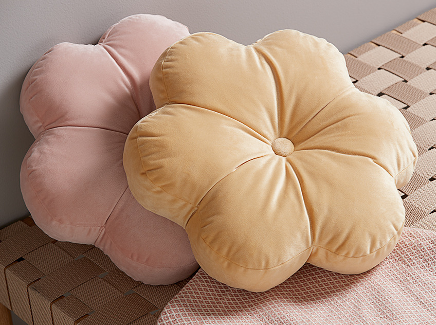FRESIA gule og rosa velour pyntepuder, der er formet som blomster på en VADEHAVET daybed Gule og rosa velour pyntepuder formet som blomster