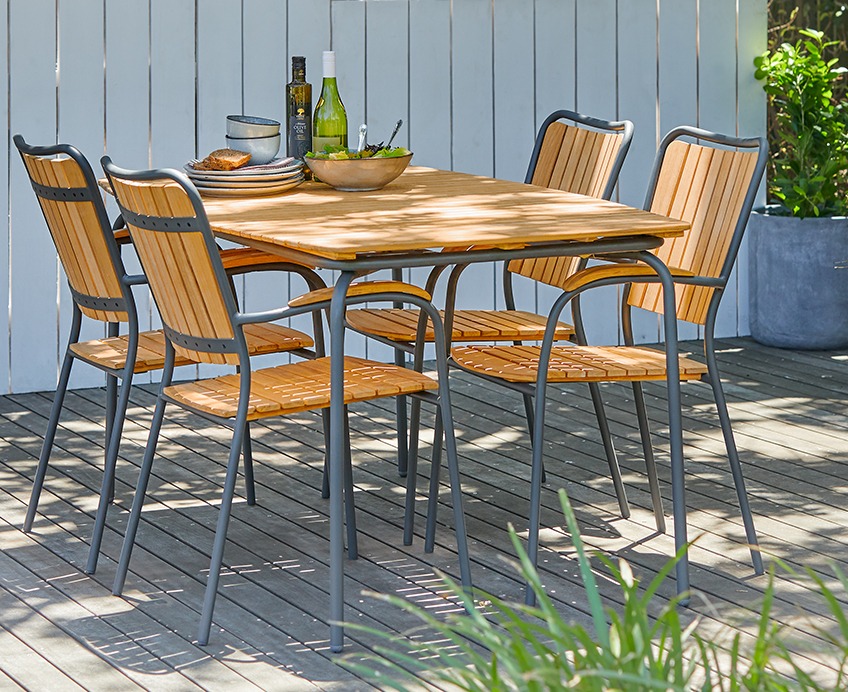Havesæt med ESKILDSTRUP havebord og 4 ESKILDTRUP havestole Havesæt med havebord i træ og 4 stole i træ på en terrasse