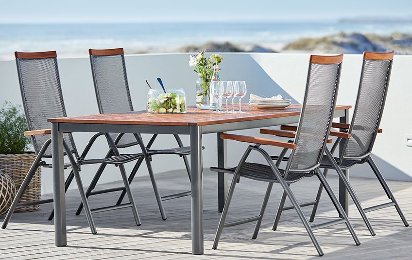 YTTRUP havebord og LARVIK positionsstole Havemøbler af metal og hårdttræ på en terrasse