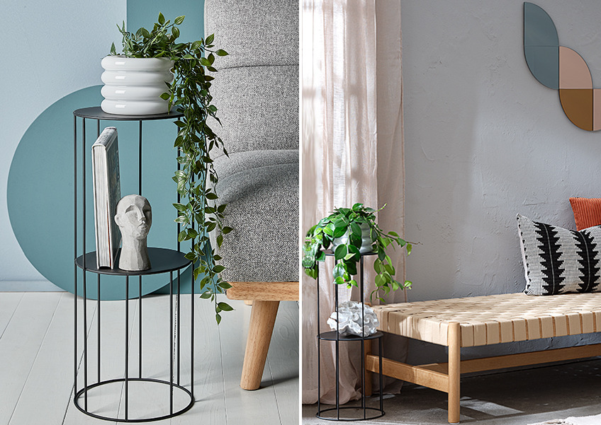 VADEHAVET daybed, PELLE piedestal, TORRE ornament og TORALF blomsterpotte Daybed ved siden af piedestal med ornament og blomsterpotte