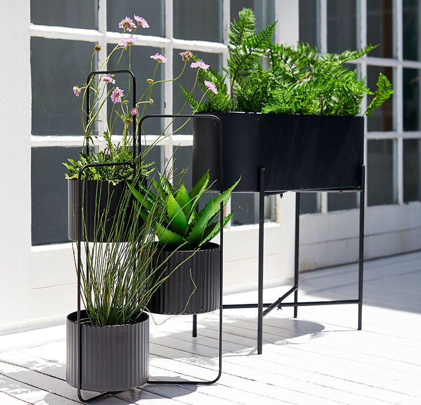 SIMMA plantekasse og AND blomsterpotteholder Plantekasse og holder til blomsterpotter på en solrig terrasse