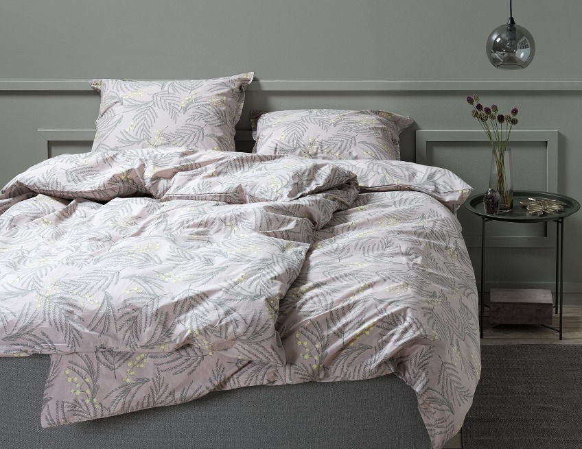 Soveværelse med to dyner og to puder med mønstret sengetøj i 100 % bomuld