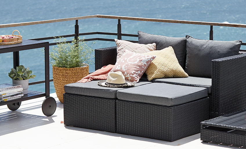 Loungesæt med rullebord på balkon