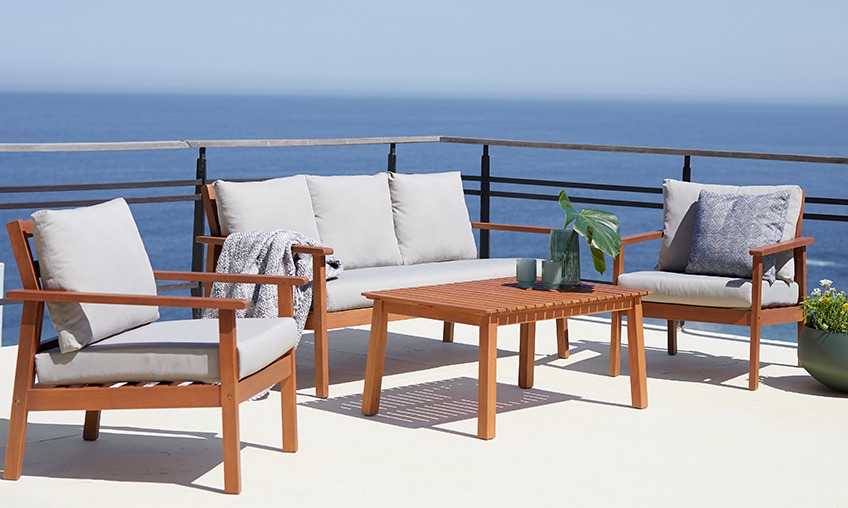 TAGEHOLM loungesæt i FSC-certificeret træ Loungesæt i FSC-certificeret træ på solrig terrasse ved havet