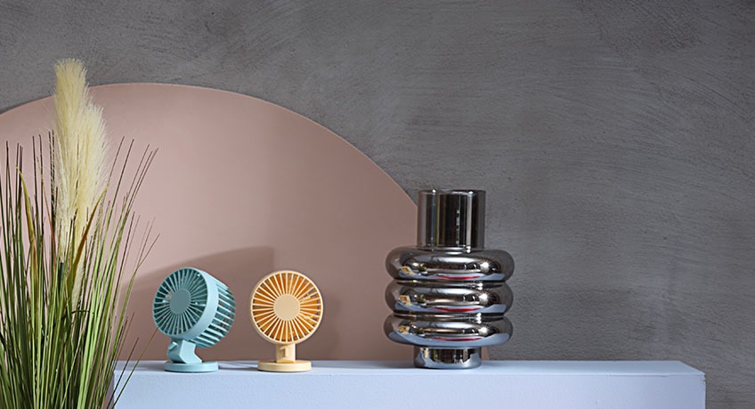 : To NIELSEN mini vifter og MAGNUS metalvase ved siden af GODSKE kunstige plante To mini-vifter og en metalvase ved siden af en kunstig plante