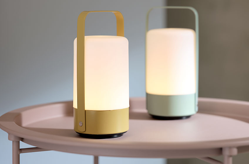 To VILLY LED batterilamper på RANDERUP sidebord i rosa To LED batteri lamper på et sidebord