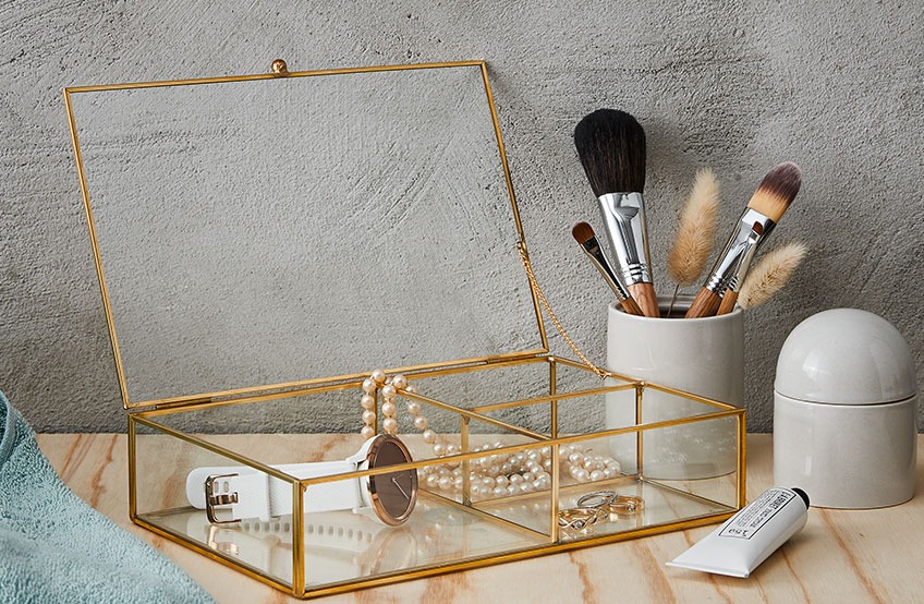 VIKEN smykkeskrin i glas og messinglook og ALBY opbevaringskrukker med låg Smykkeskrin i glas og messinglook og opbevaringskrukker med låg