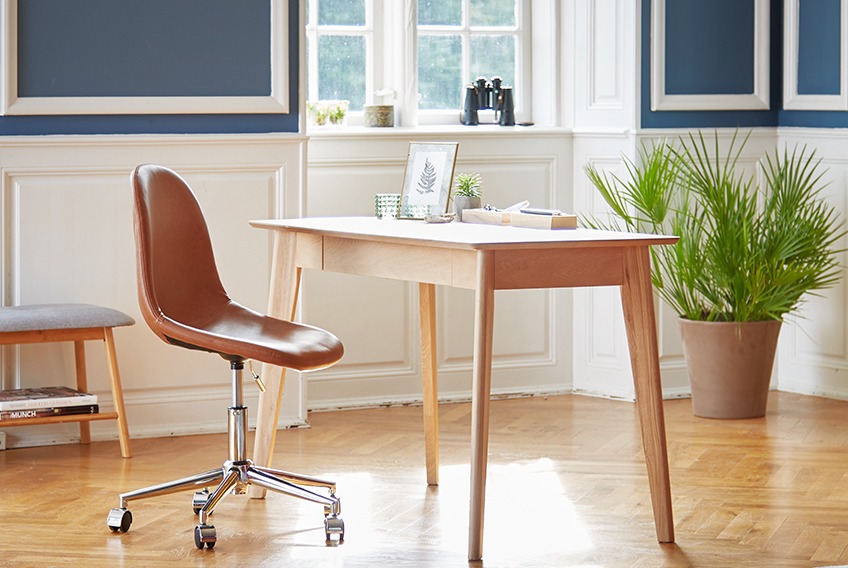 Skrivebord med kontorstol i læder 