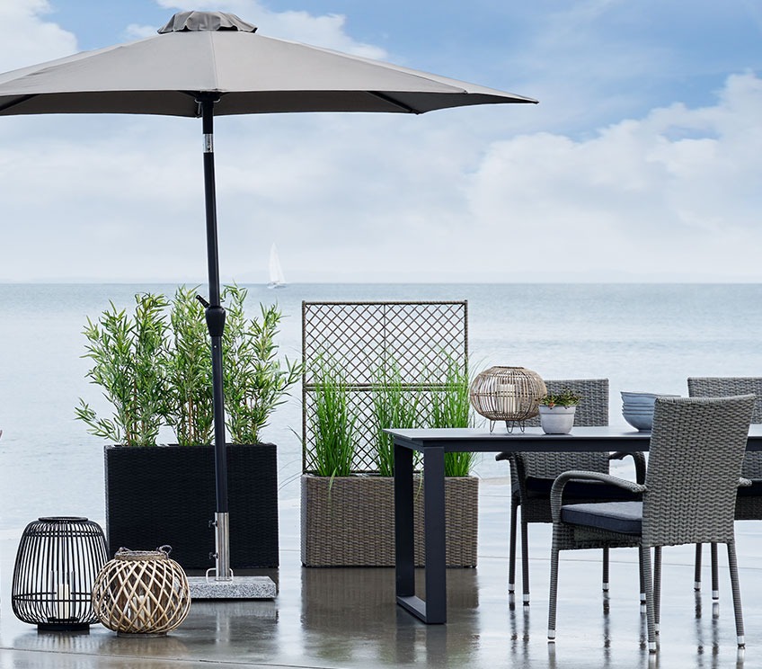 AGGER parasol og TRANA og STOKKAND plantekasser Terrasse med en haveparasol, lanterner og plantekasser