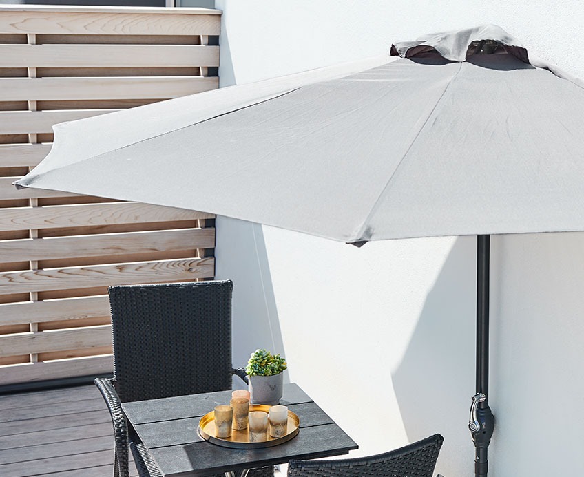 KOLDING altanparasol og HOBRO cafebord Altan med altanparasol og cafesæt