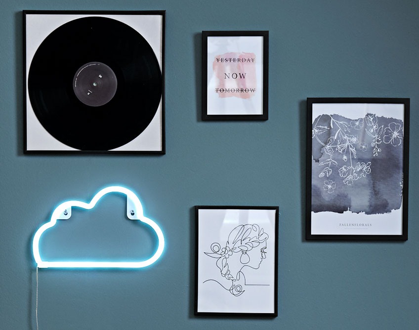 Væg med rammer, LP-plade og væglampe formet som en sky