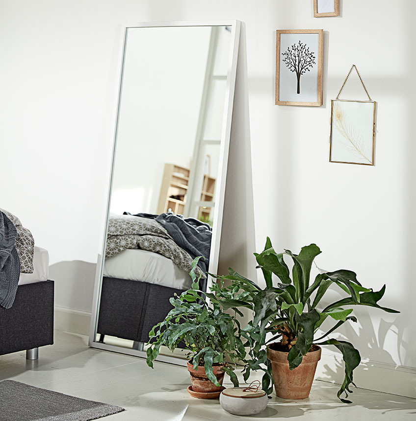 Spejl med hvid ramme i soveværelse