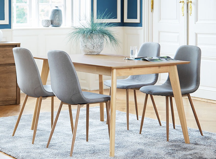 Spisebord i eg og grå spisebordsstole i en stilfuld spisestue