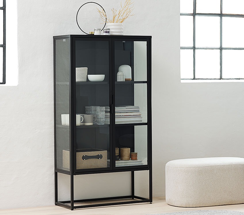 VIRUM vitrineskab med FREJ jute kurv, CLAES glas og FLORIAN batterilampe Sort vitrineskab med glas, kopper, bøger og opbevaringskurve