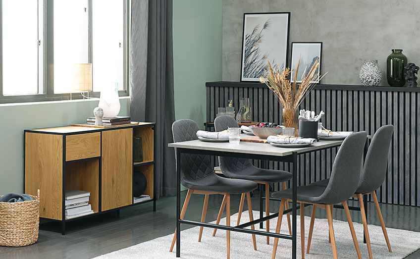 Stue med spisebord i beton look, grå spisebordsstole og skænk i eg