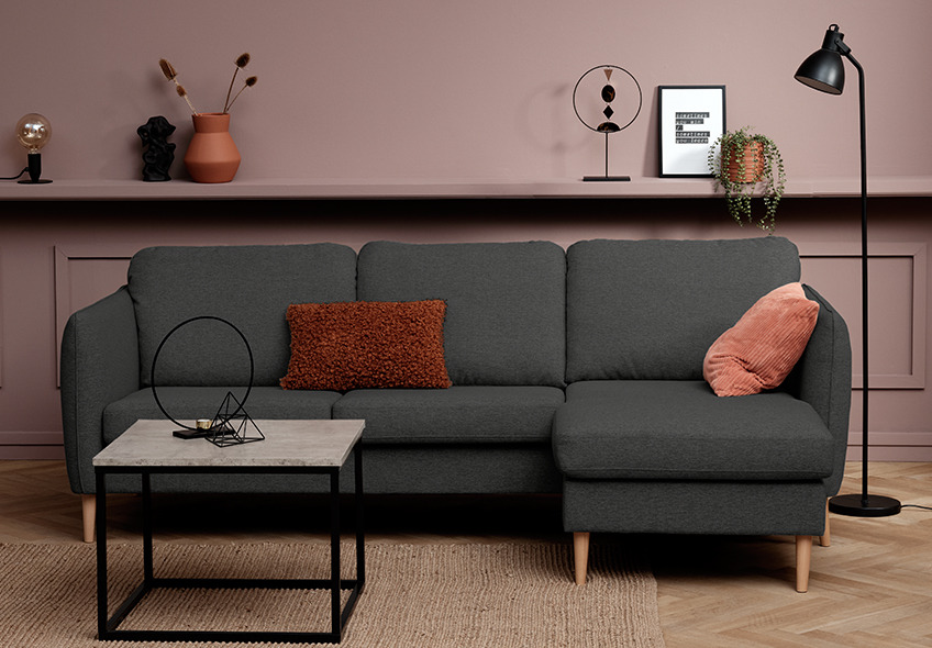 Mørkegrå AARHUS sofa med chaiselong i højre side og DOKKEDAL hjørnebord Mørkegrå stofsofa med chaiselong i højre side