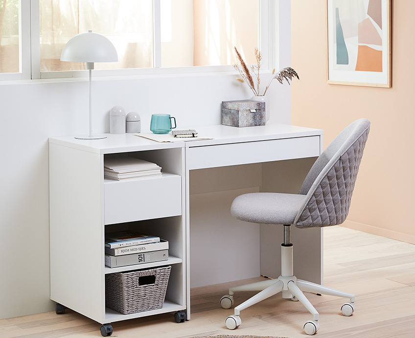 Hjemmekontor med skrivebord og kontorstol 