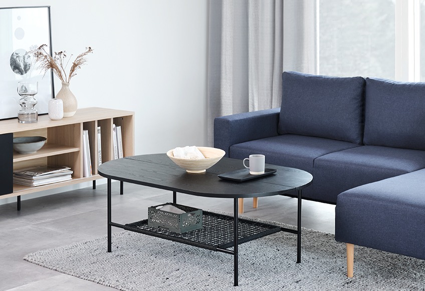 HINNERUP sofabord med hylde og FARSUND tv-bord Sort sofabord med hylde i stue med sofa og tv-bord