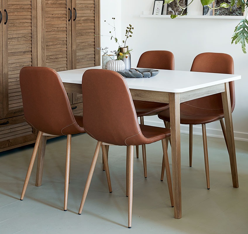 Spisebord med 4 spisestole i kunstlæder