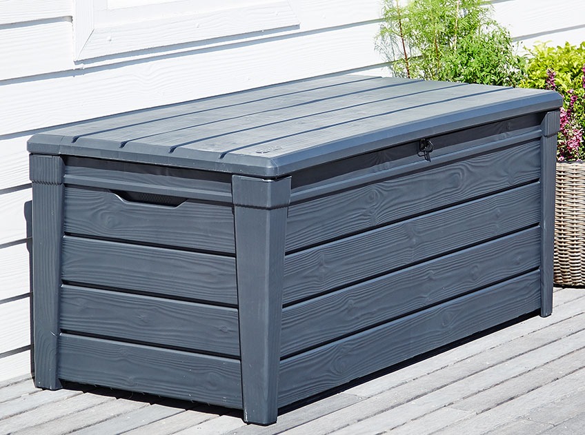 SVENDBORG hyndeboks af 60% genanvendt plast Hyndeboks på en terrasse