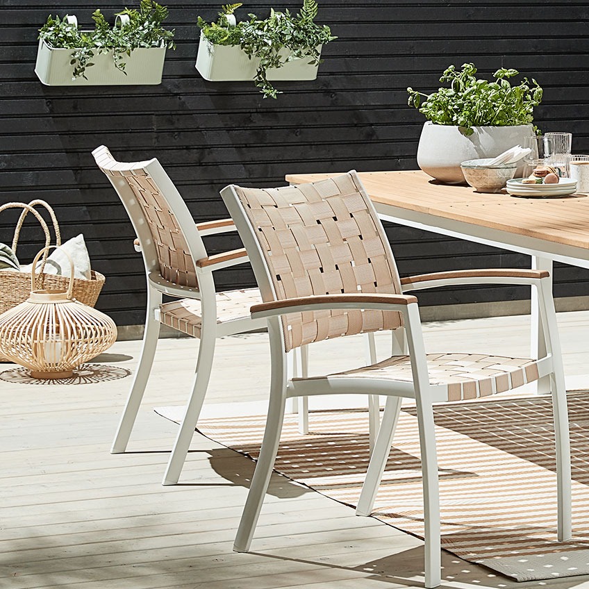 Lette stabelstole og havebord på en terrasse