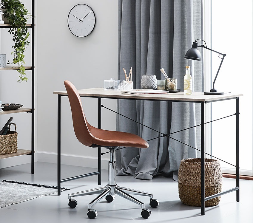 Stilfuld kontorstol i cognacfaux læder ved et elegant skrivebord