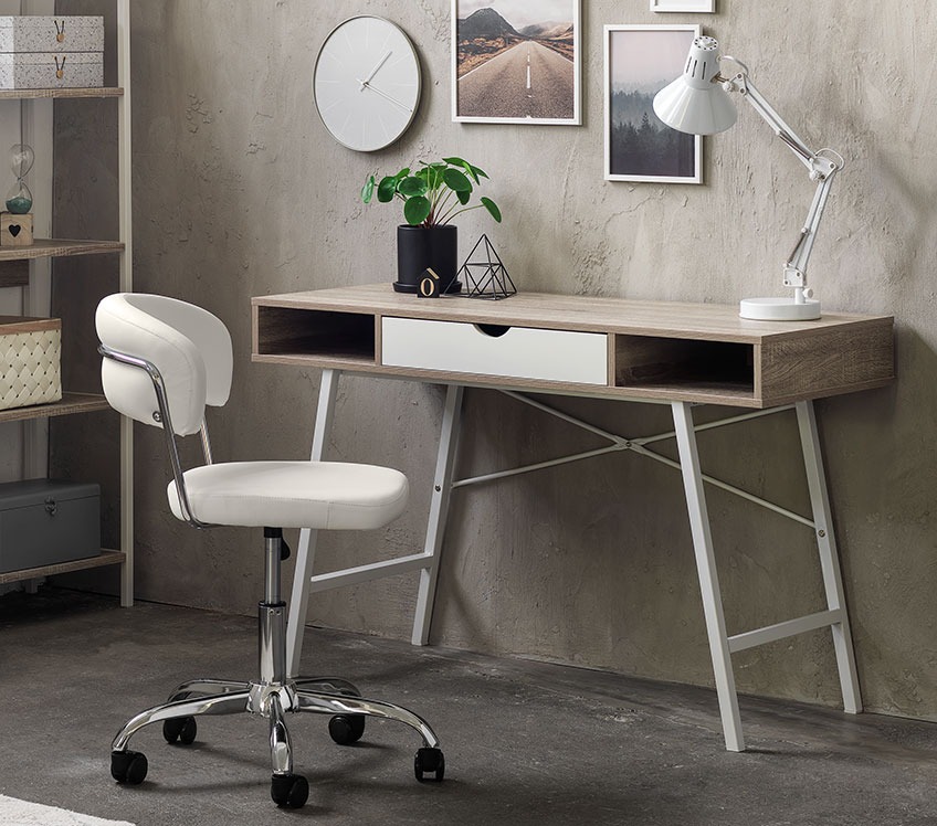 Hvid kontorstol ved et skrivebord med skuffe og opbevaringsplads
