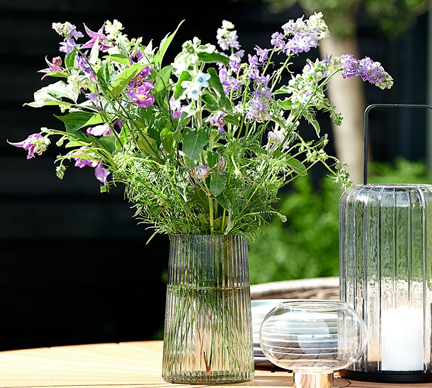 Glasvase på et havebord