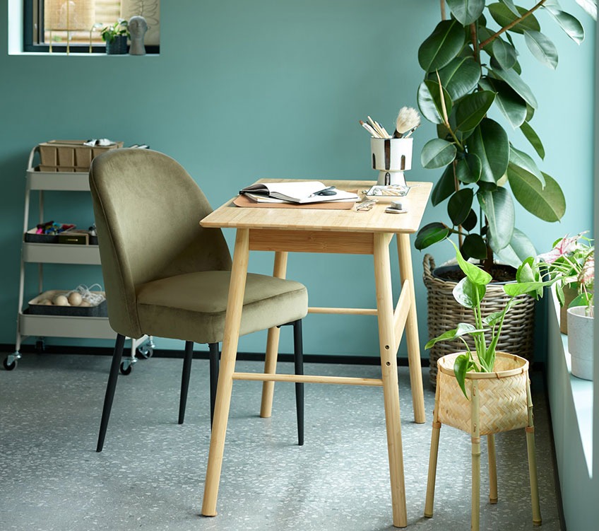 Grøn spisebordsstol ved et bambus skrivebord