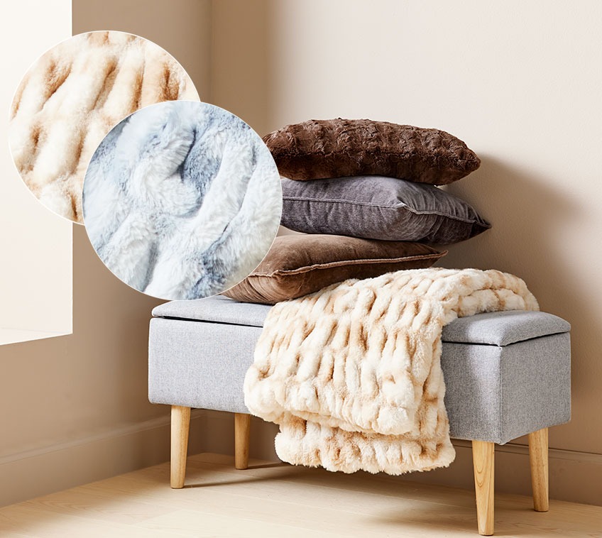 BADSTED bænk med ERANTHIS plaid i imiteret pels, brun BERBERIS pude i velour, grå HORNFIOL chenillepude og brun MYGGBLOM pude i imiteret pels Bænk med fake fur plaid og puder i velour, chenille og imiteret pels