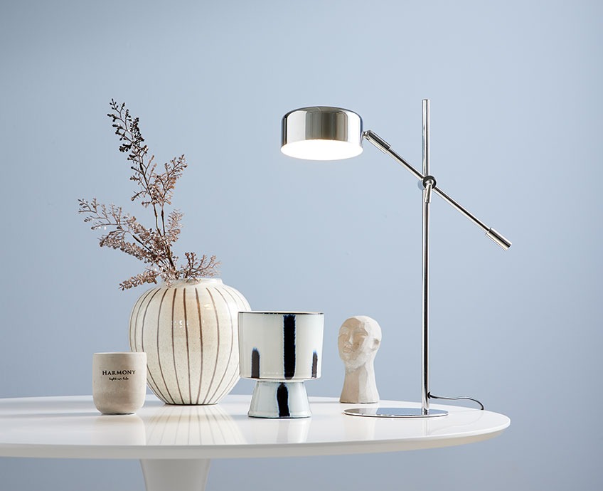 Bord med ISAK bordlampe og SOFUS vase Bord med bordlampe, vase med kunstige blomster og blomsterpotte