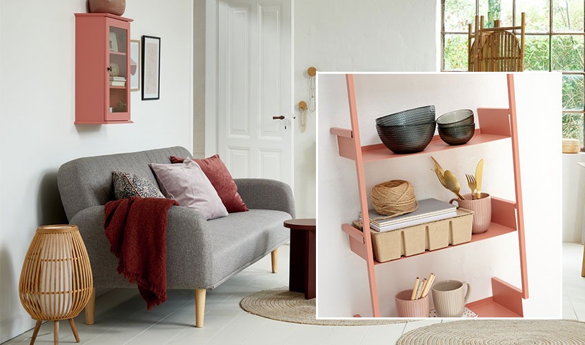 LOOK IN vægskab og ASSENS hylde og ROSE plaid Stue med pude og tæppe i rødt og rosa væghylder