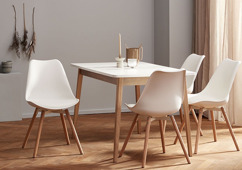 Hvide spisebordsstole og spisebord med hvid bordplade 