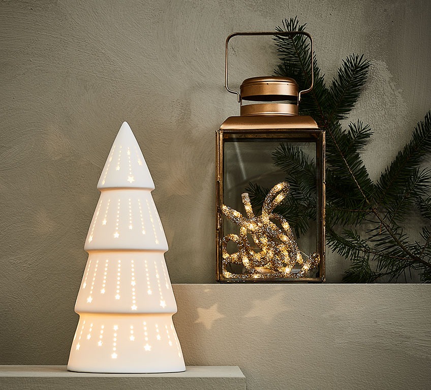 Lyskæde i lanterne og juletræ med LED